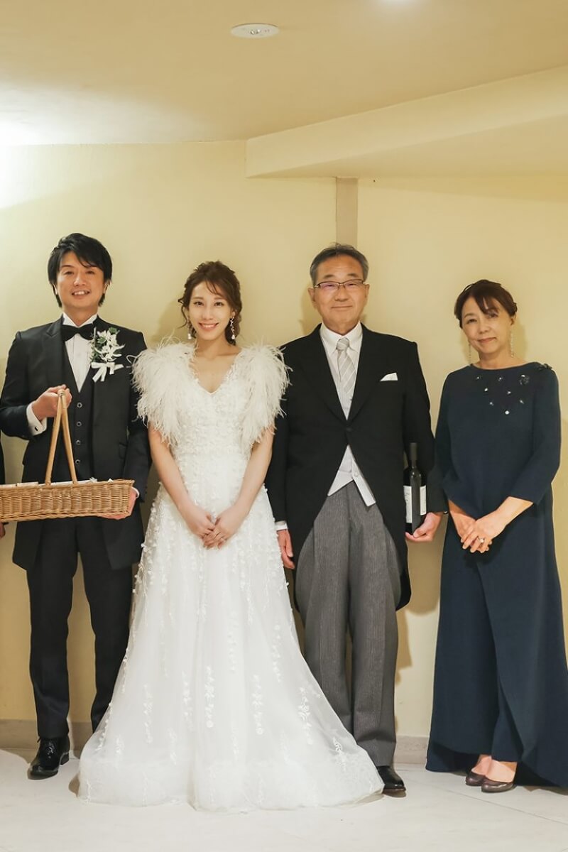 長野県・軽井沢「石の教会」で結婚式を終えた新郎新婦とそのご両親。