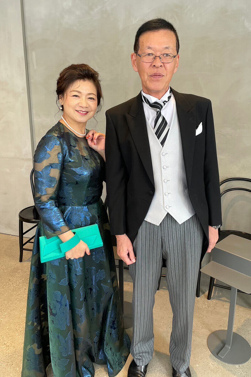 IWAI OMOTESANDOにてご結婚式を終えた新郎新婦のご両親。ミーチェプリヴェのマザードレスをご着用。