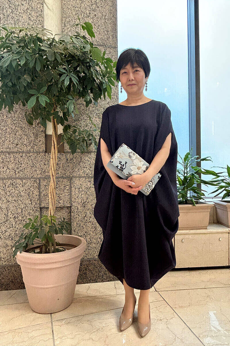 ホテルニューオータニにて、ご友人のご結婚式に参列されたお客様。ミーチェプリヴェのフォーマルドレスをご着用。