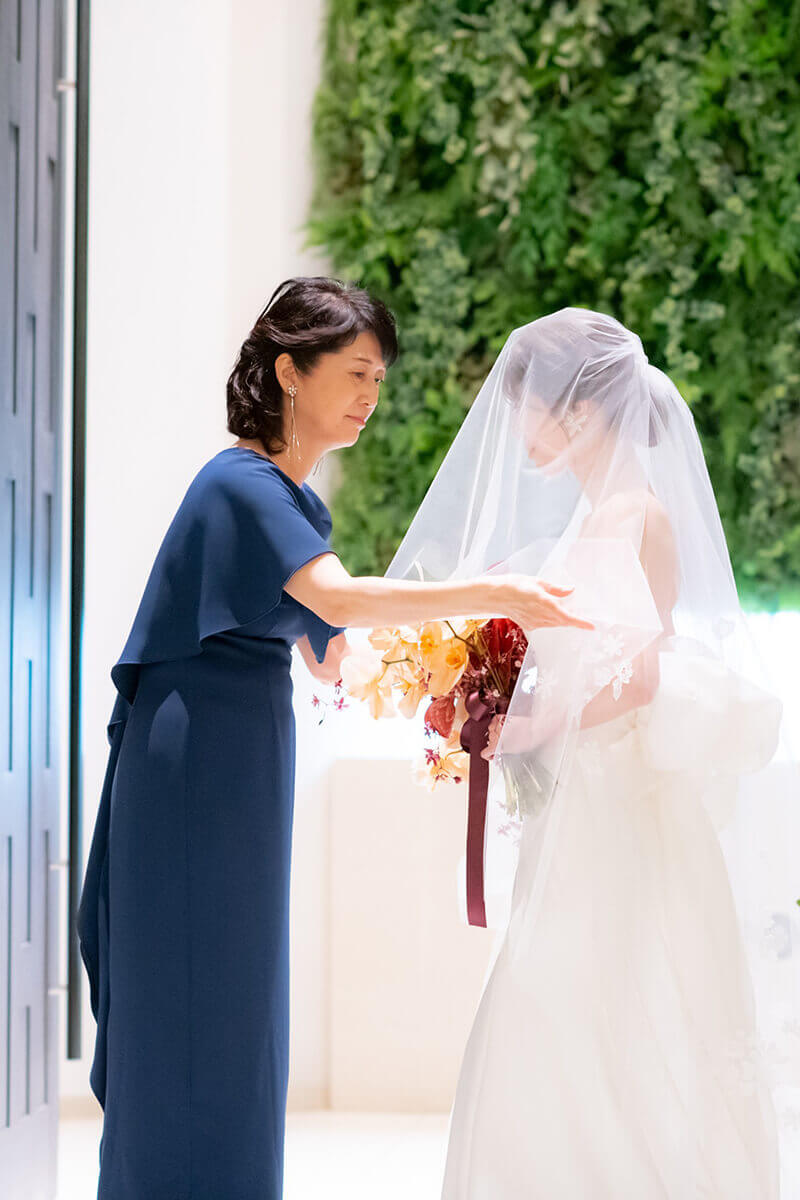 東京都・八芳園にて結婚式を終えた、新婦様と新婦のお母様。