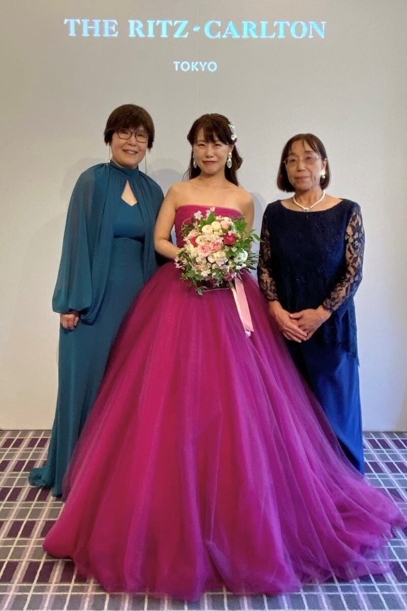 ザ・リッツ・カールトン東京にて結婚式を終えた新郎新婦の母親と花嫁さま。