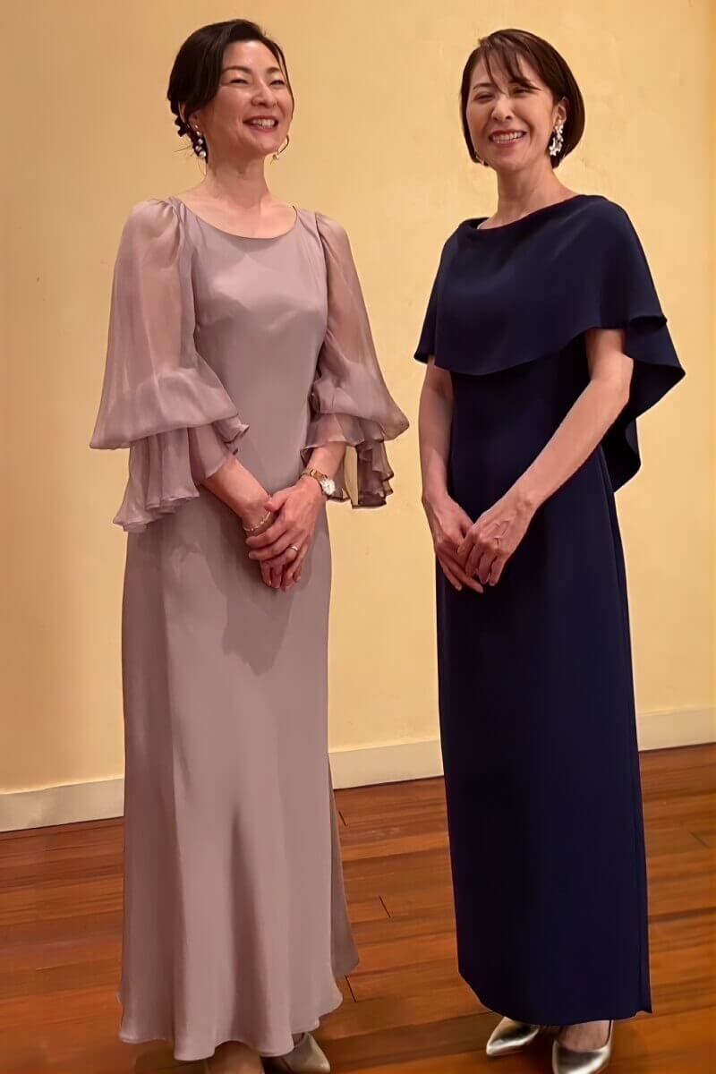 長野県・軽井沢にある「軽井沢高原教会」にて結婚式を終えられた、ご両家のお母様。