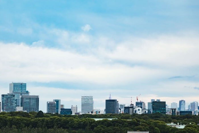 皇居とビルの風景。