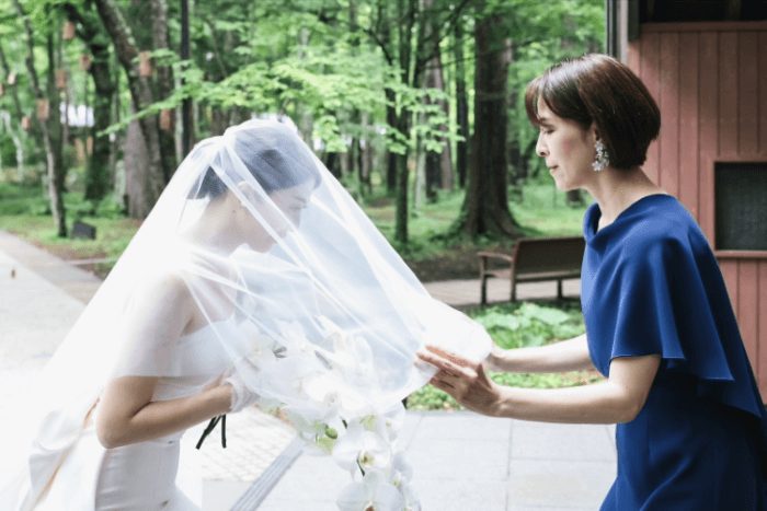 長野県・軽井沢「軽井沢高原教会」にて結婚式を終えた、新婦様と新婦のお母様。ミーチェプリヴェのマザードレスを着用。