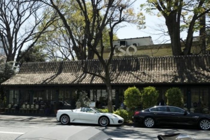 代官山・旧山手通り沿いのオープンカフェの奥に佇む「リストランテASO」。ガーデンウエディング・レストランウエディングに最適なご会場。