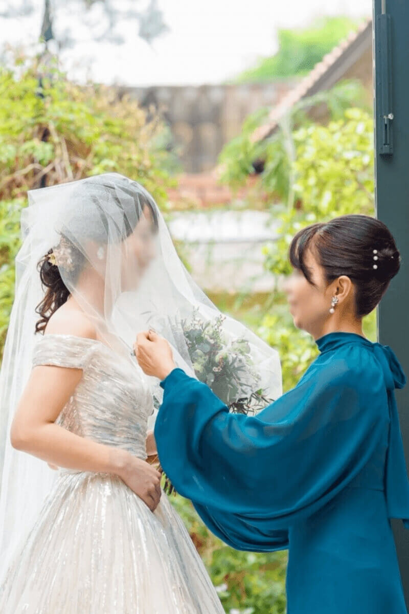 東京「リストランテASO」にて結婚式を終えた、新婦様とミーチェプリヴェのマザードレスを着た新婦のお母様。
