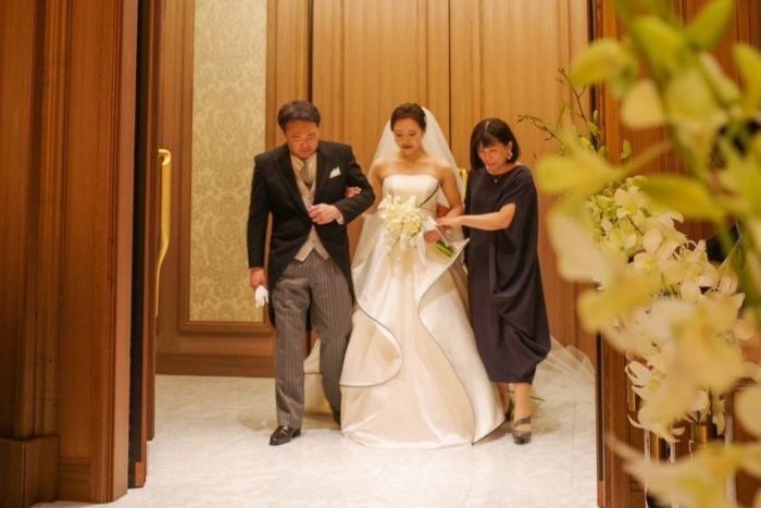 東京港区「The Okura Tokyo」にて結婚式を終えた、新婦様と新婦のお母様、お父様。