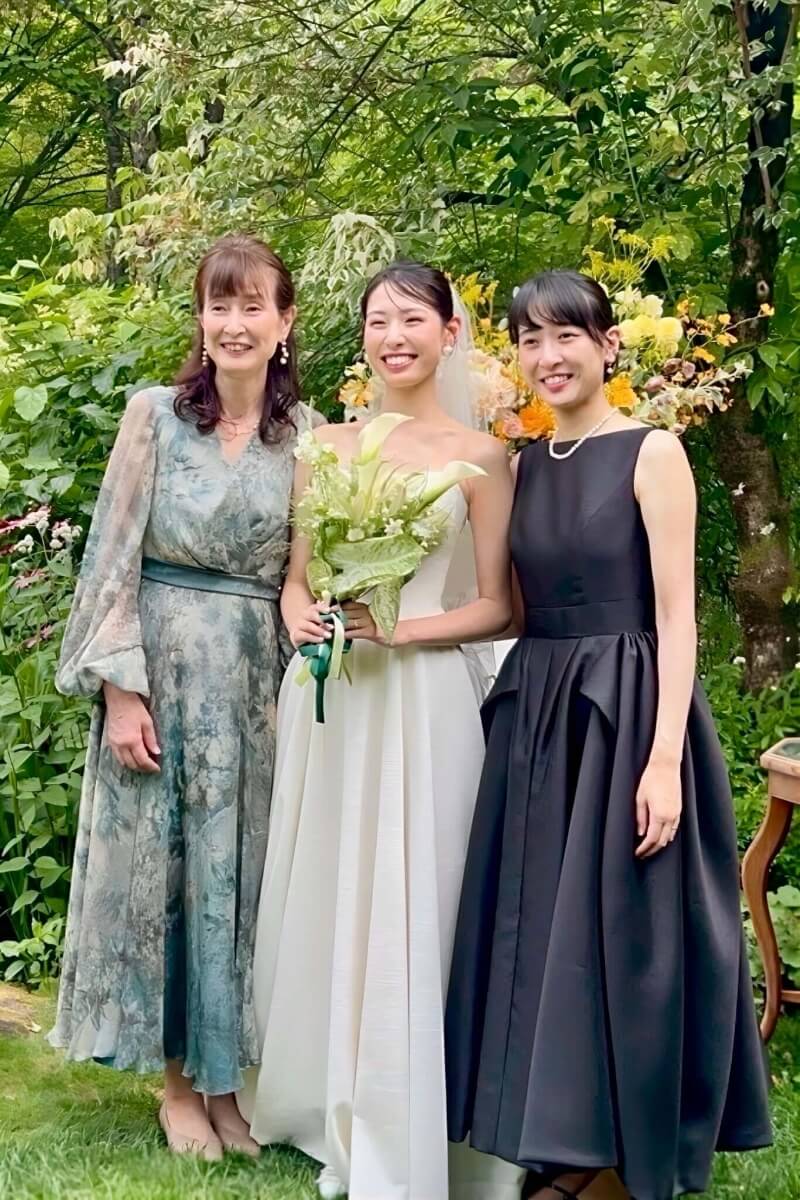 軽井沢「RUZE Villa」にて結婚式を終えた、新婦様とそのご姉妹、ミーチェプリヴェのマザードレスを着た新婦のお母様。