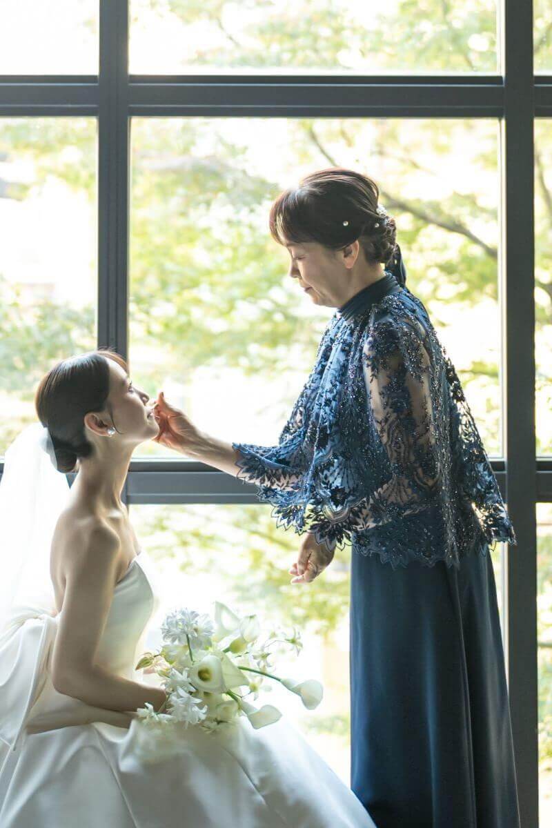 東京「クラシカ表参道」にて結婚式の写真。ミーチェのウエディングドレスを着た新婦様と、ミーチェプリヴェのマザードレスを着た新婦のお母様。