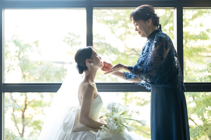東京「クラシカ表参道」にて結婚式の写真。ミーチェのウエディングドレスを着た新婦様と、ミーチェプリヴェのマザードレスを着た新婦のお母様。