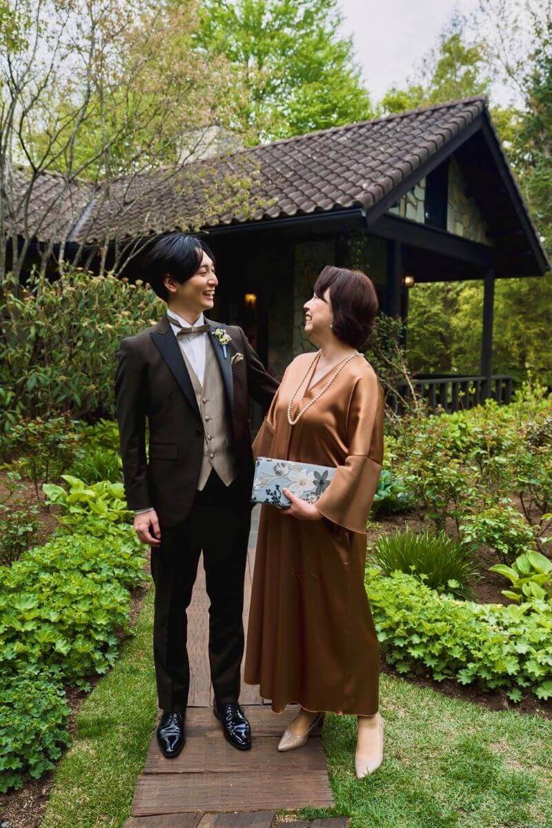 軽井沢「RUZE Villa」にて結婚式を終えた、ご新郎様とミーチェプリヴェのマザードレスを着たお母様。