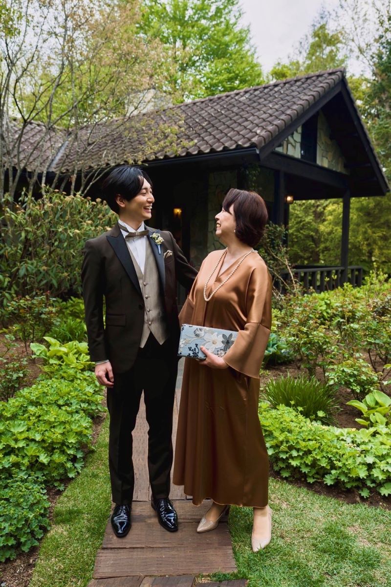 軽井沢「RUZE Villa」にて結婚式を終えた、ご新郎様とミーチェプリヴェのマザードレスを着たお母様。