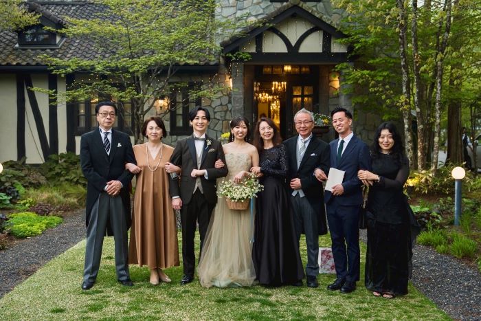 軽井沢「RUZE Villa」にて結婚式を終えた、ご新郎様とミーチェプリヴェのマザードレスを着たお母様。