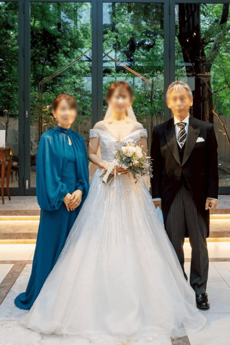 東京「リストランテASO」にて結婚式を終えた、新婦様とミーチェプリヴェのマザードレスを着た新婦のお母様。