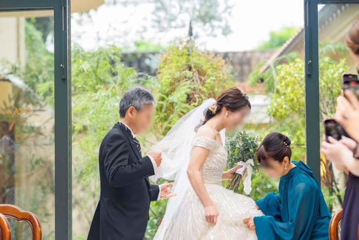 東京「リストランテASO」にて結婚式を終えた、新婦様とミーチェプリヴェのマザードレスを着た新婦のお母様。