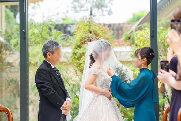 東京「リストランテASO」にて結婚式を終えた、新婦様とミーチェプリヴェのマザードレスを着た新婦のお母様。